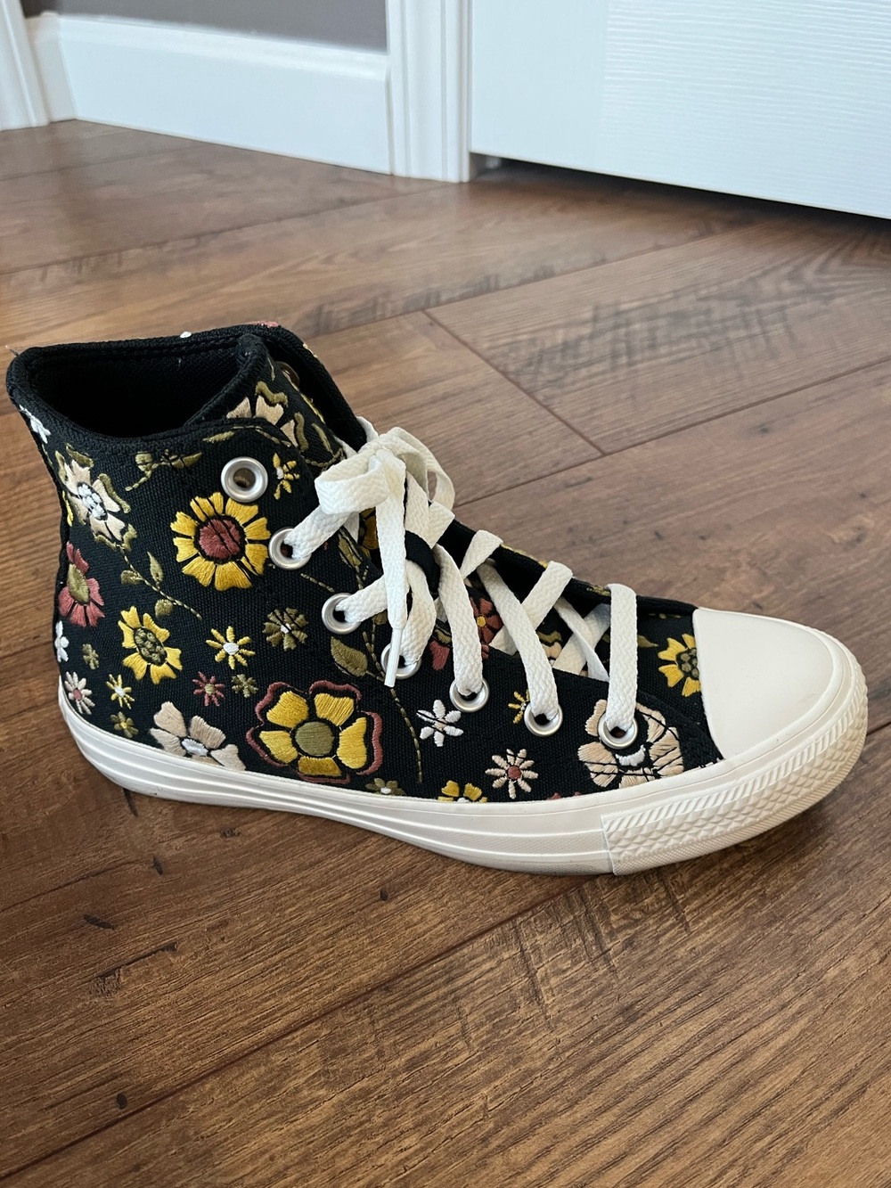 Converse Chuck Taylor All Star Retro Flowers Embroidered - Women’s 7/ Men’s 5 - Picture 6 of 16